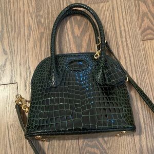 Super cute green snakeskin bag With gold detailing